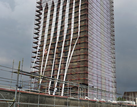 Boekentoren in de steigers-65064