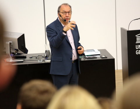 Gastcollege aan studenten Geneeskunde en Gezondheidswetenschappen door prof. Peter Piot