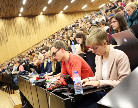 Gastcollege aan studenten Geneeskunde en Gezondheidswetenschappen door prof. Peter Piot