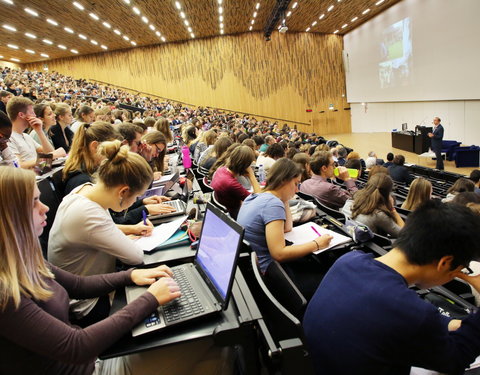 Gastcollege aan studenten Geneeskunde en Gezondheidswetenschappen door prof. Peter Piot