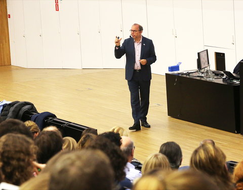 Gastcollege aan studenten Geneeskunde en Gezondheidswetenschappen door prof. Peter Piot