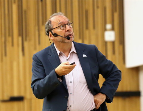 Gastcollege aan studenten Geneeskunde en Gezondheidswetenschappen door prof. Peter Piot