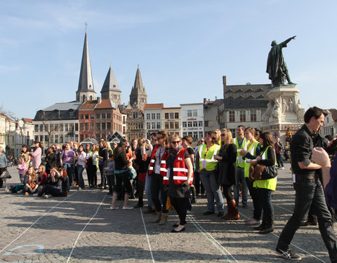 Wereldrecordpoging 'simultaan handen schudden' op de Vrijdagmarkt, in het kader van de Internationale Dag tegen Racisme en Discr