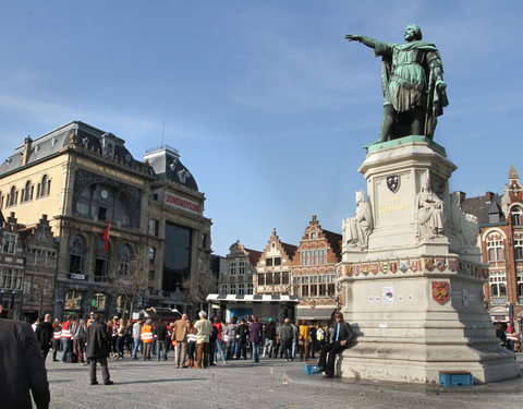 Wereldrecordpoging 'simultaan handen schudden' op de Vrijdagmarkt, in het kader van de Internationale Dag tegen Racisme en Discr