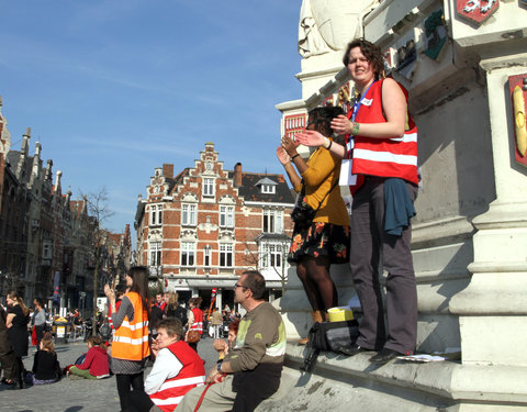 Wereldrecordpoging 'simultaan handen schudden' op de Vrijdagmarkt, in het kader van de Internationale Dag tegen Racisme en Discr