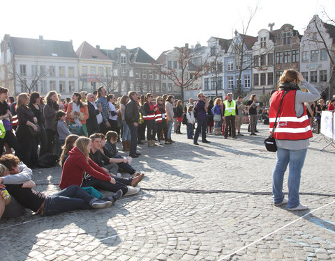 Wereldrecordpoging 'simultaan handen schudden' op de Vrijdagmarkt, in het kader van de Internationale Dag tegen Racisme en Discr