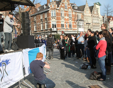 Wereldrecordpoging 'simultaan handen schudden' op de Vrijdagmarkt, in het kader van de Internationale Dag tegen Racisme en Discr