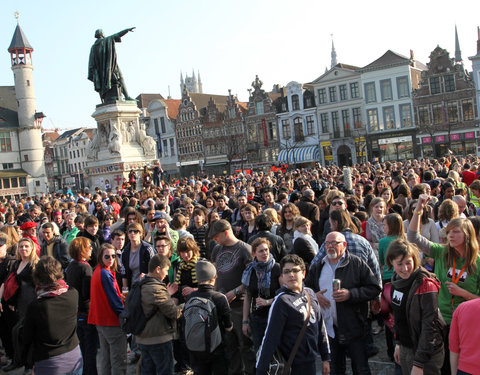 Wereldrecordpoging 'simultaan handen schudden' op de Vrijdagmarkt, in het kader van de Internationale Dag tegen Racisme en Discr