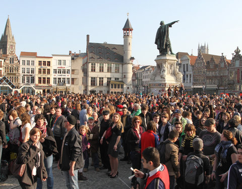 Wereldrecordpoging 'simultaan handen schudden' op de Vrijdagmarkt, in het kader van de Internationale Dag tegen Racisme en Discr