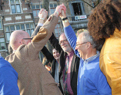 Wereldrecordpoging 'simultaan handen schudden' op de Vrijdagmarkt, in het kader van de Internationale Dag tegen Racisme en Discr