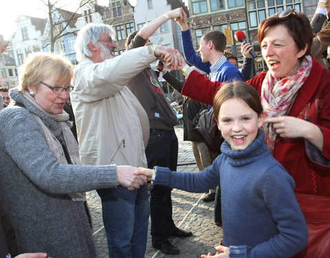 Wereldrecordpoging 'simultaan handen schudden' op de Vrijdagmarkt, in het kader van de Internationale Dag tegen Racisme en Discr