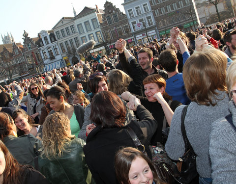 Wereldrecordpoging 'simultaan handen schudden' op de Vrijdagmarkt, in het kader van de Internationale Dag tegen Racisme en Discr