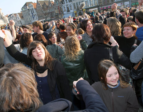 Wereldrecordpoging 'simultaan handen schudden' op de Vrijdagmarkt, in het kader van de Internationale Dag tegen Racisme en Discr