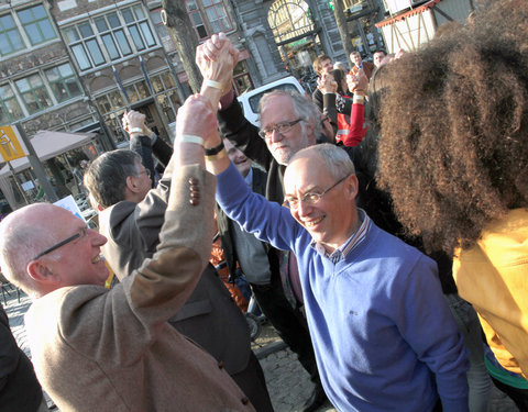 Wereldrecordpoging 'simultaan handen schudden' op de Vrijdagmarkt, in het kader van de Internationale Dag tegen Racisme en Discr