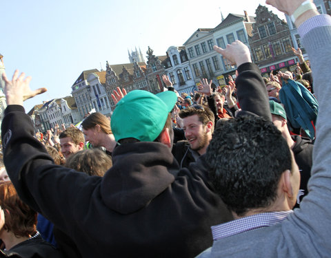 Wereldrecordpoging 'simultaan handen schudden' op de Vrijdagmarkt, in het kader van de Internationale Dag tegen Racisme en Discr