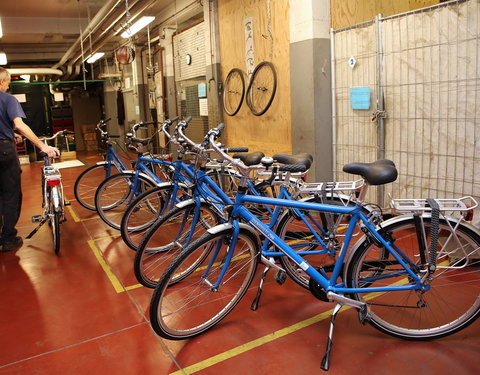 Bestickering nieuwe dienstfietsen in fietsherstelplaats Blandijnberg