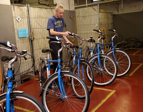 Bestickering nieuwe dienstfietsen in fietsherstelplaats Blandijnberg