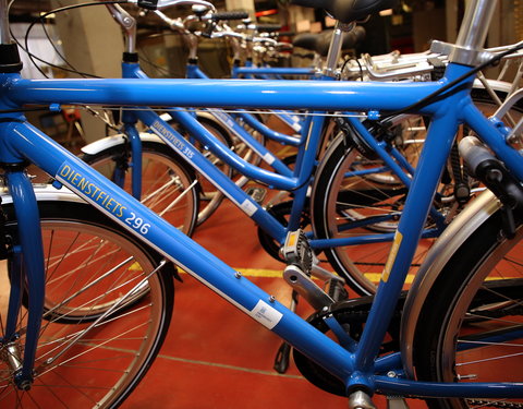 Bestickering nieuwe dienstfietsen in fietsherstelplaats Blandijnberg