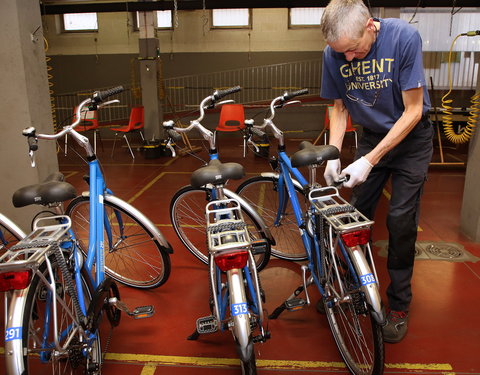 Bestickering nieuwe dienstfietsen in fietsherstelplaats Blandijnberg