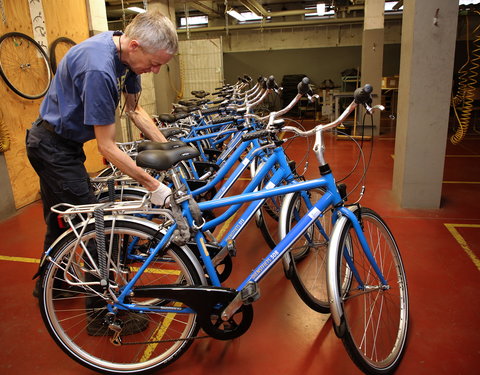 Bestickering nieuwe dienstfietsen in fietsherstelplaats Blandijnberg