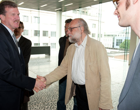 Officiële opening van E-Cube UGent (een betaalbare doe-het-zelf kit voor een ecologische woning met zonne-energie), ter voorbere