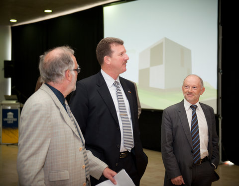 Officiële opening van E-Cube UGent (een betaalbare doe-het-zelf kit voor een ecologische woning met zonne-energie), ter voorbere