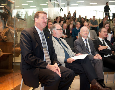 Officiële opening van E-Cube UGent (een betaalbare doe-het-zelf kit voor een ecologische woning met zonne-energie), ter voorbere