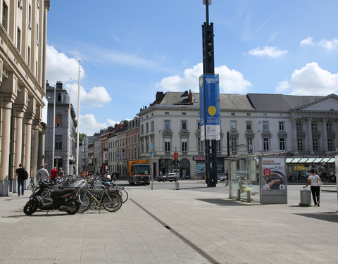 Verlichtingsmast op Woodrow Wilsonplein met 'Iedereen UGent!' banners