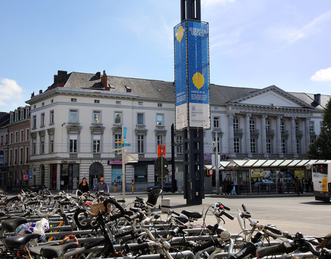 Verlichtingsmast op Woodrow Wilsonplein met 'Iedereen UGent!' banners