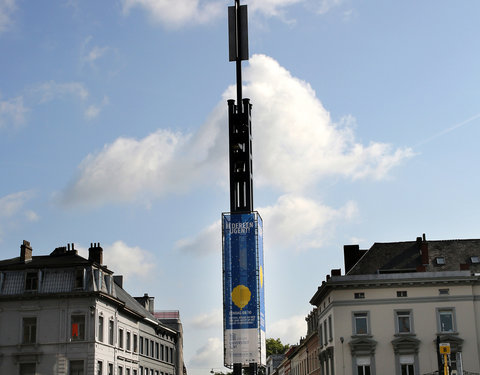 Verlichtingsmast op Woodrow Wilsonplein met 'Iedereen UGent!' banners