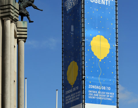 Verlichtingsmast op Woodrow Wilsonplein met 'Iedereen UGent!' banners