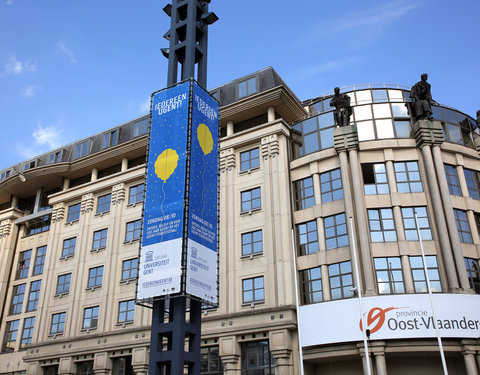 Verlichtingsmast op Woodrow Wilsonplein met 'Iedereen UGent!' banners