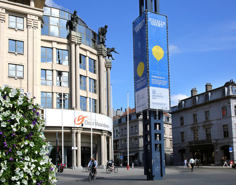 Verlichtingsmast op Woodrow Wilsonplein met 'Iedereen UGent!' banners