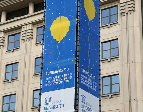 Verlichtingsmast op Woodrow Wilsonplein met 'Iedereen UGent!' banners