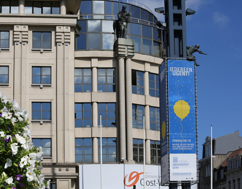 Verlichtingsmast op Woodrow Wilsonplein met 'Iedereen UGent!' banners