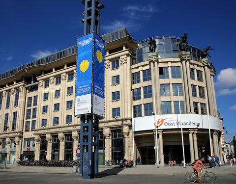 Verlichtingsmast op Woodrow Wilsonplein met 'Iedereen UGent!' banners