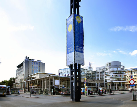 Verlichtingsmast op Woodrow Wilsonplein met 'Iedereen UGent!' banners