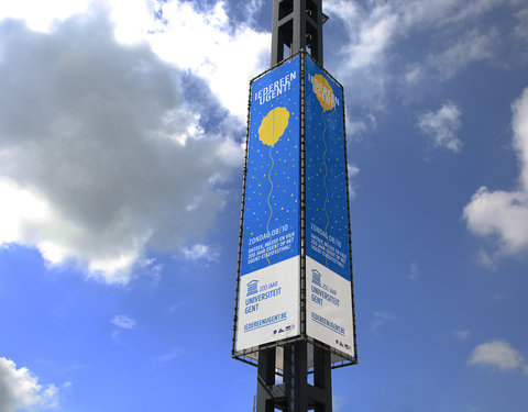 Verlichtingsmast op Woodrow Wilsonplein met 'Iedereen UGent!' banners