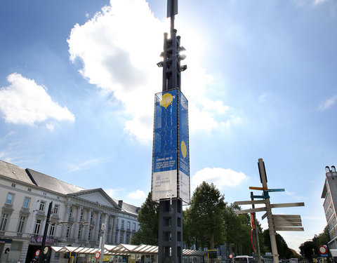 Verlichtingsmast op Woodrow Wilsonplein met 'Iedereen UGent!' banners