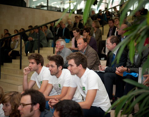 Officiële opening van E-Cube UGent (een betaalbare doe-het-zelf kit voor een ecologische woning met zonne-energie), ter voorbere