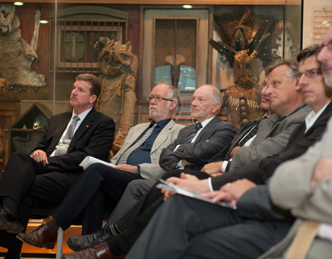 Officiële opening van E-Cube UGent (een betaalbare doe-het-zelf kit voor een ecologische woning met zonne-energie), ter voorbere