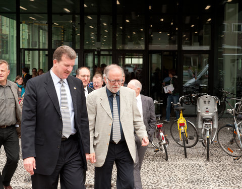 Officiële opening van E-Cube UGent (een betaalbare doe-het-zelf kit voor een ecologische woning met zonne-energie), ter voorbere