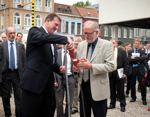 Officiële opening van E-Cube UGent (een betaalbare doe-het-zelf kit voor een ecologische woning met zonne-energie), ter voorbere