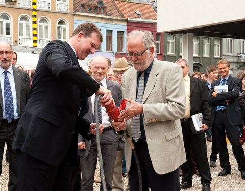 Officiële opening van E-Cube UGent (een betaalbare doe-het-zelf kit voor een ecologische woning met zonne-energie), ter voorbere