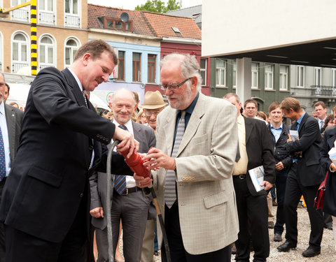 Officiële opening van E-Cube UGent (een betaalbare doe-het-zelf kit voor een ecologische woning met zonne-energie), ter voorbere