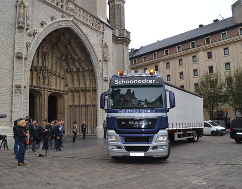 Transport skelet vinvis van faculteit Diergeneeskunde naar Sint-Baafskathedraal in kader van tentoonstelling Out of the Box