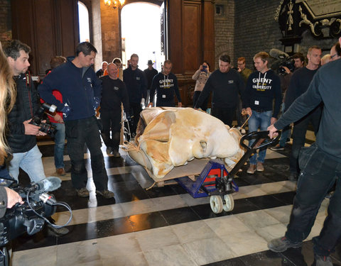 Transport skelet vinvis van faculteit Diergeneeskunde naar Sint-Baafskathedraal in kader van tentoonstelling Out of the Box