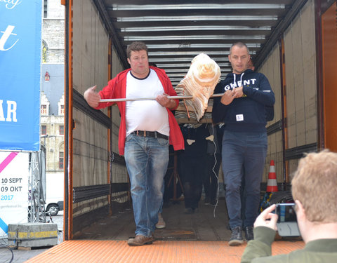 Transport skelet vinvis van faculteit Diergeneeskunde naar Sint-Baafskathedraal in kader van tentoonstelling Out of the Box