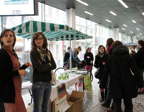 Ecomarkt in het kader van de energiecampagne 2011, met o.a. voorstelling van UGent onderzoek naar ecologie en duurzaamheid-8516