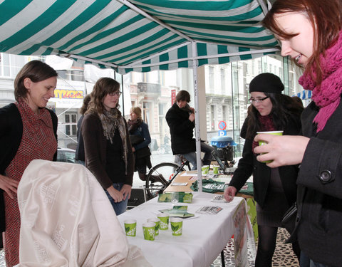 Ecomarkt in het kader van de energiecampagne 2011, met o.a. voorstelling van UGent onderzoek naar ecologie en duurzaamheid-8517